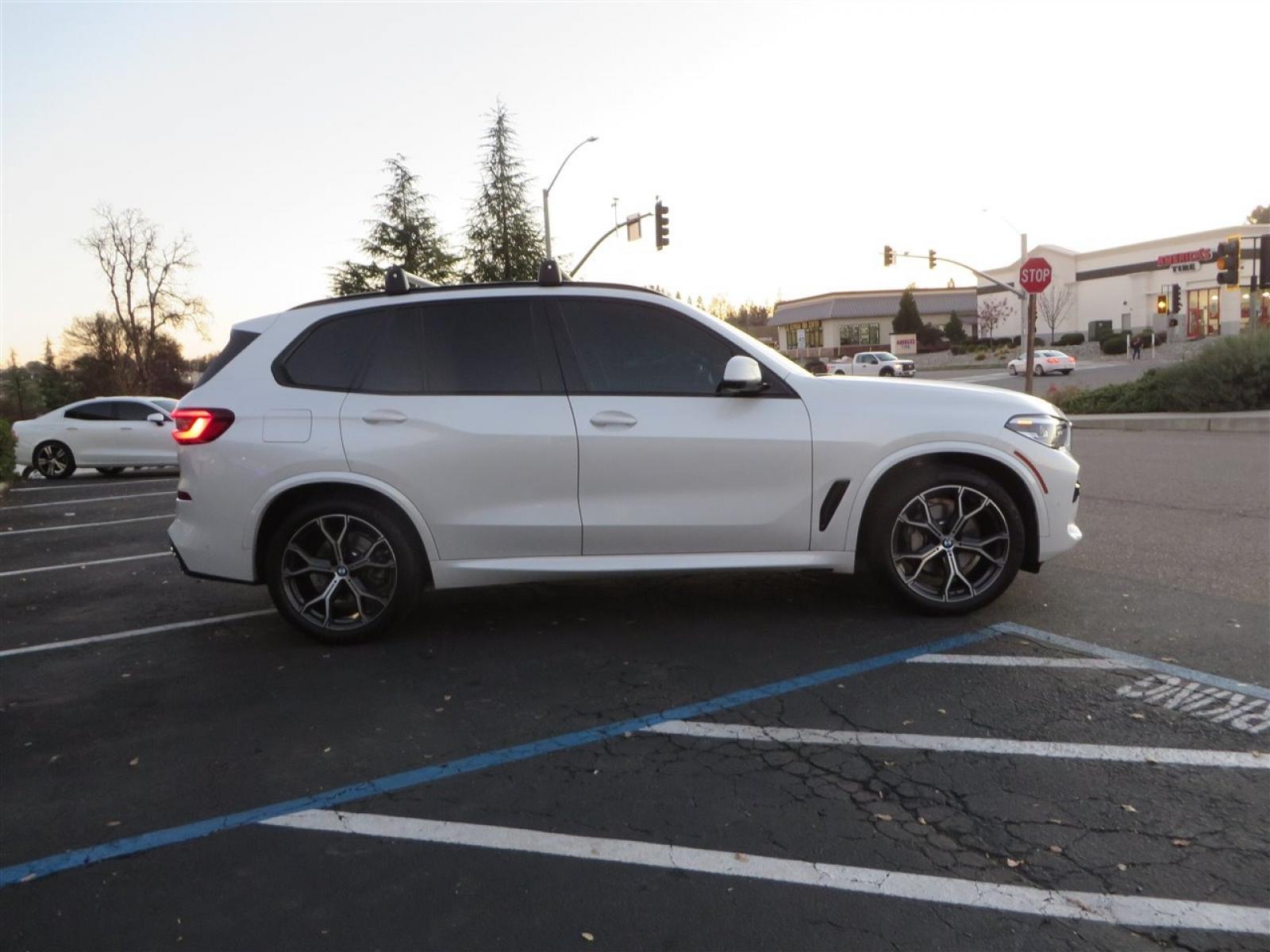2022 White /BROWN BMW X5 xDrive40i (5UXCR6C08N9) with an 3.0L L6 DOHC 24V engine, 8A transmission, located at 2630 Grass Valley Highway, Auburn, CA, 95603, (530) 508-5100, 38.937893, -121.095482 - Photo #3